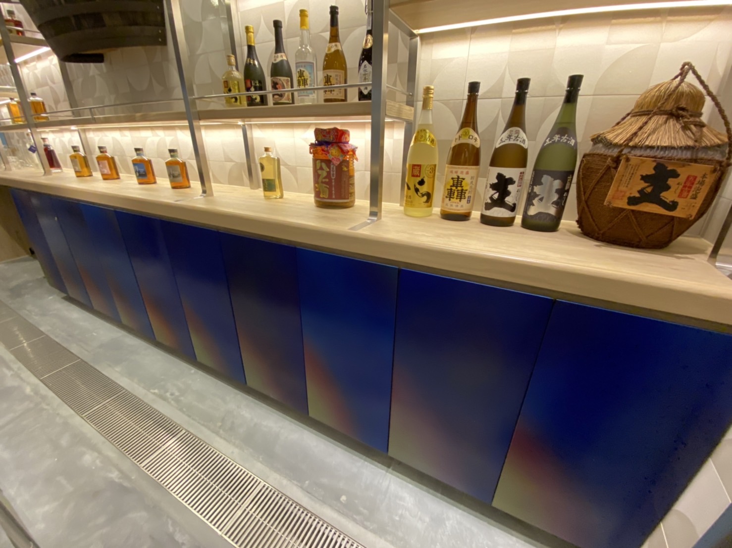 沖縄を拠点に店舗デザインを行う（株）コンセプションの完工写真デザイン実績　「HELIOS NAHA airport Brewery」ブリュワリー 那覇空港の撮影風景
竣工写真撮影 By 石橋マサヒロ