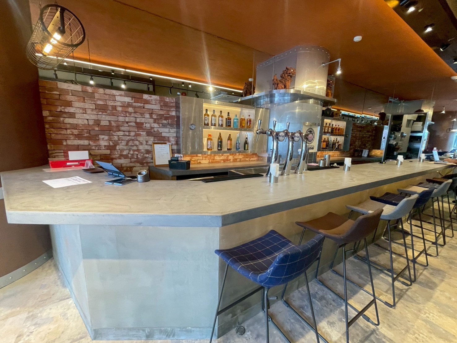 コンセプションがデザインした、おきなわビールボーイのバーカウンターです。